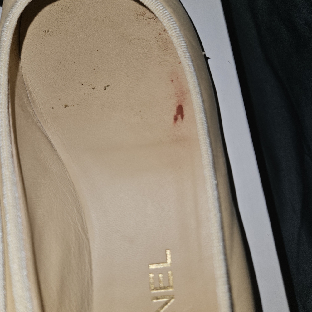 CHANEL Beige and Black Leather Flats - Picture 6 of 7